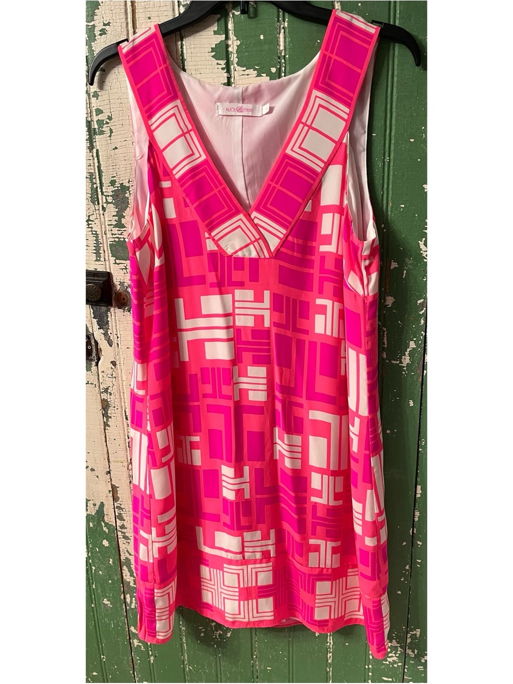 Mod Dress Alice and Trixie Pink Geometric V-Neck Size Large